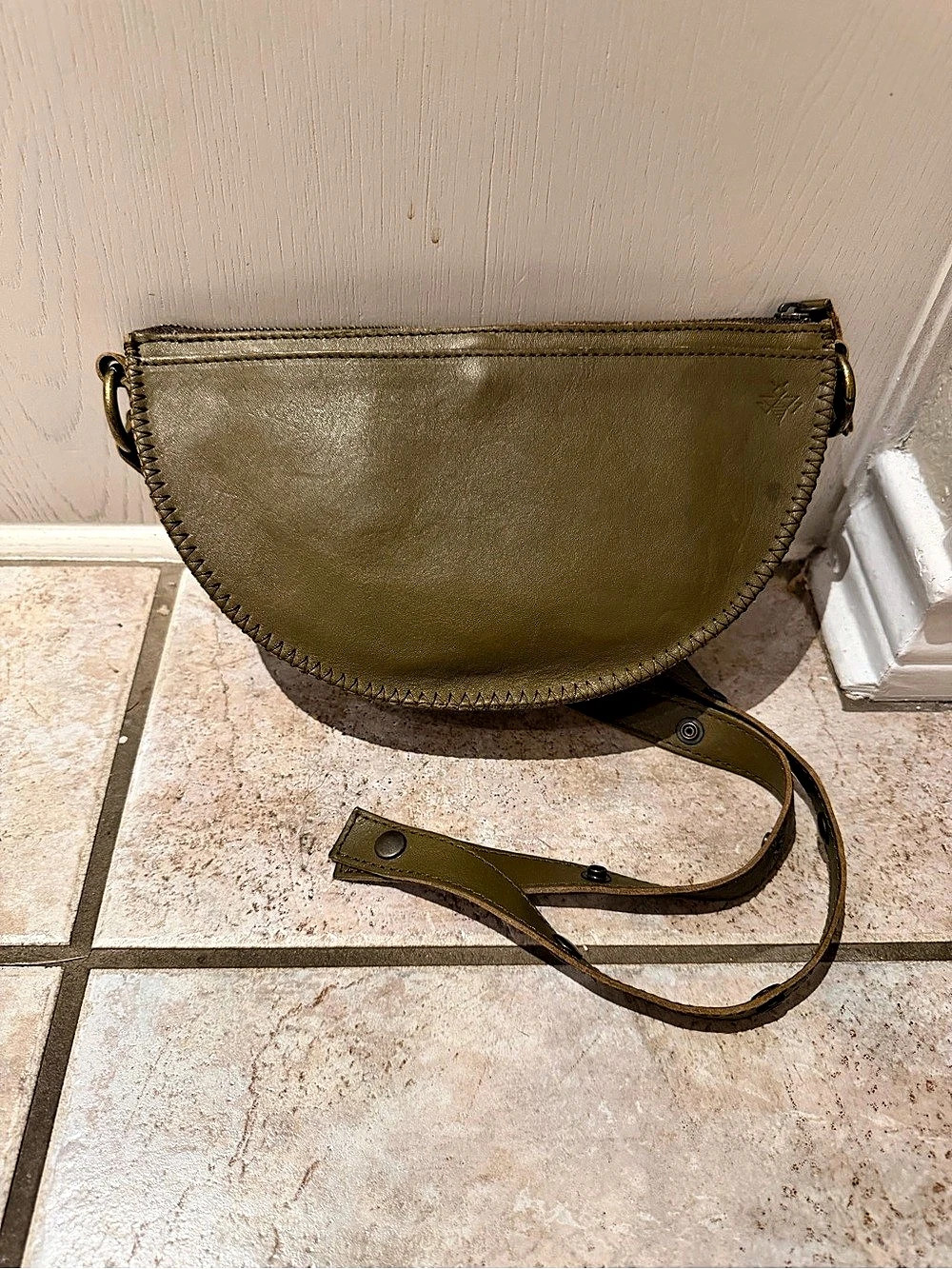 Lyons Leather Small Bee bag in sage
